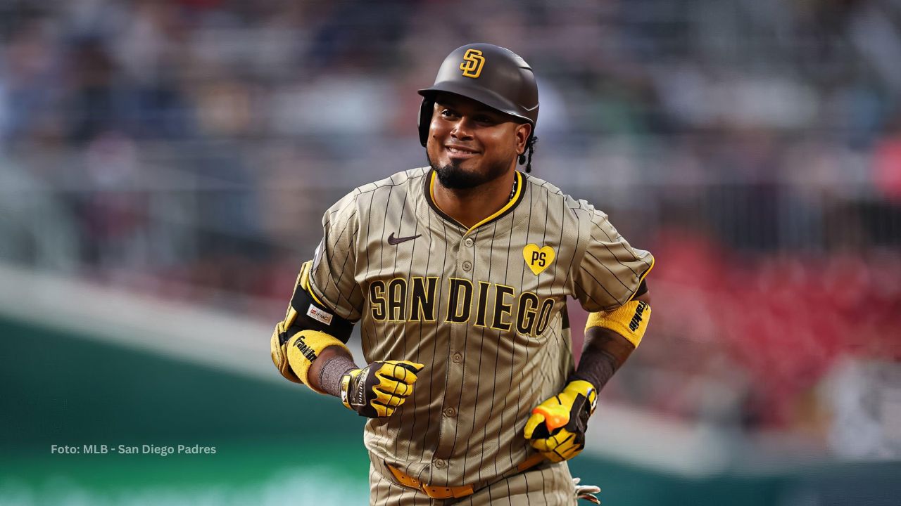 Luis Arráez sonriendo con el uniforme de San Diego Padres