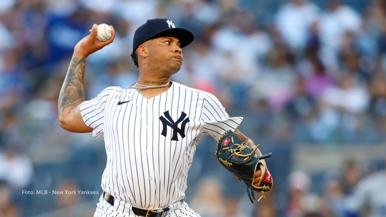 Luis Gil lanzando con New York Yankees