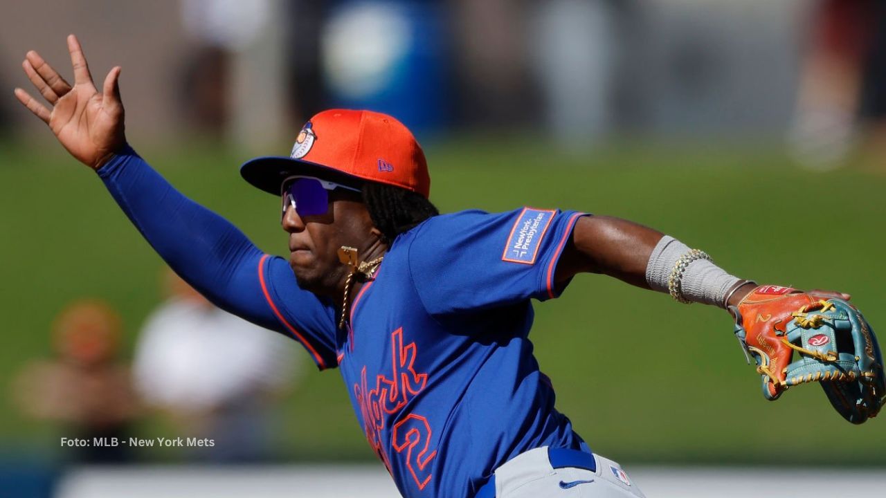 Luisangel Acuña con el uniforme de Mets ejecutando una jugada defensiva