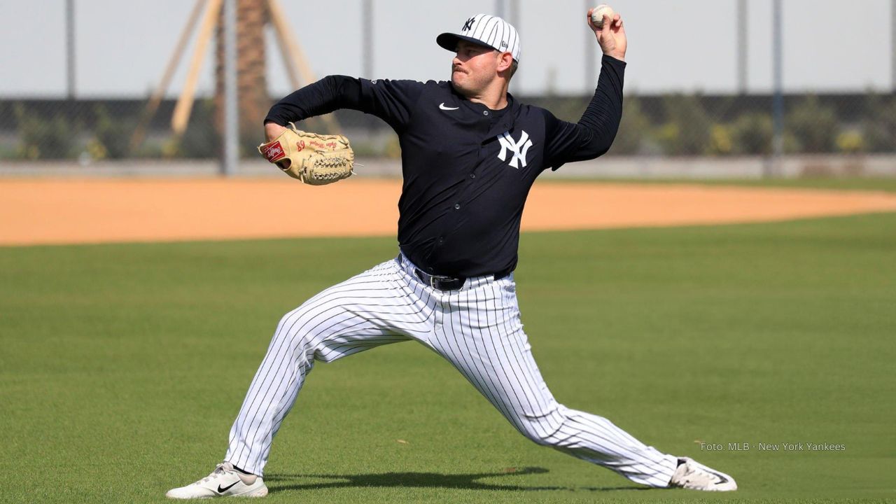 Tyler Matzek con uniforme de New York Yankees.