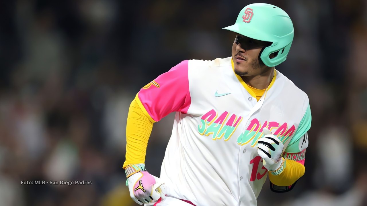 Manny Machado recorriendo las bases con San Diego Padres