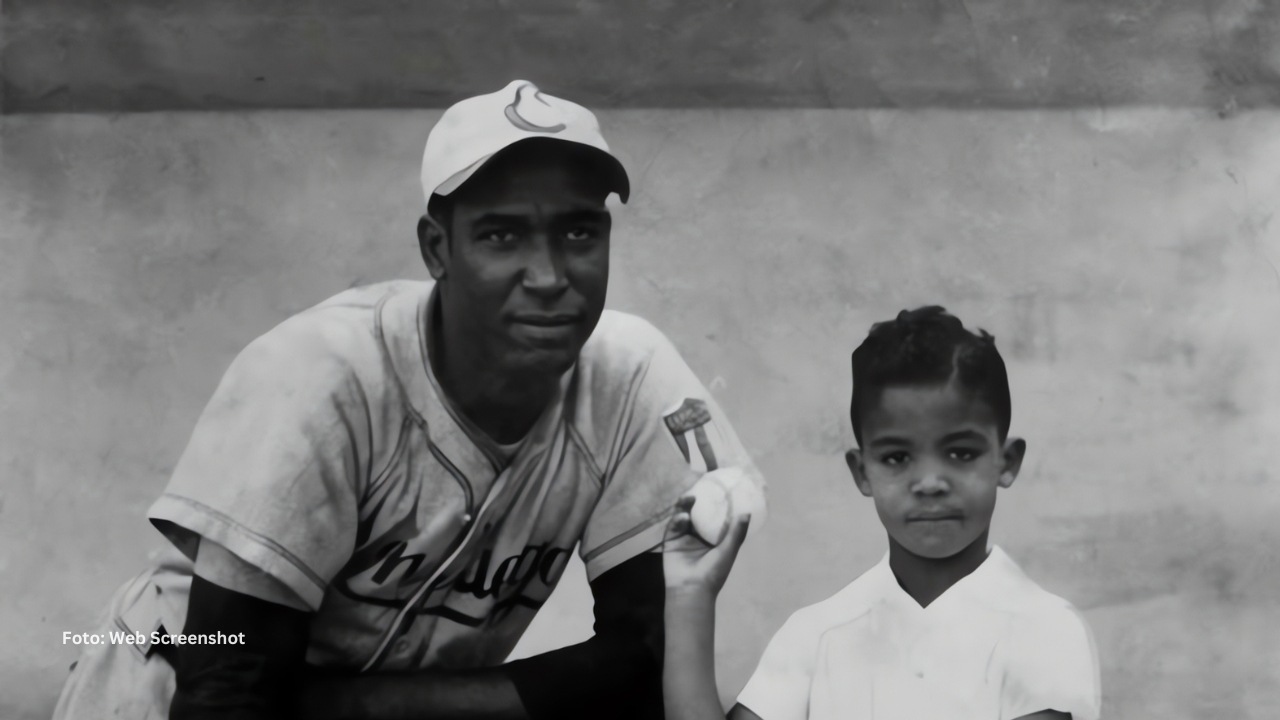 Martín Dihigo junto a uno de sus hijos