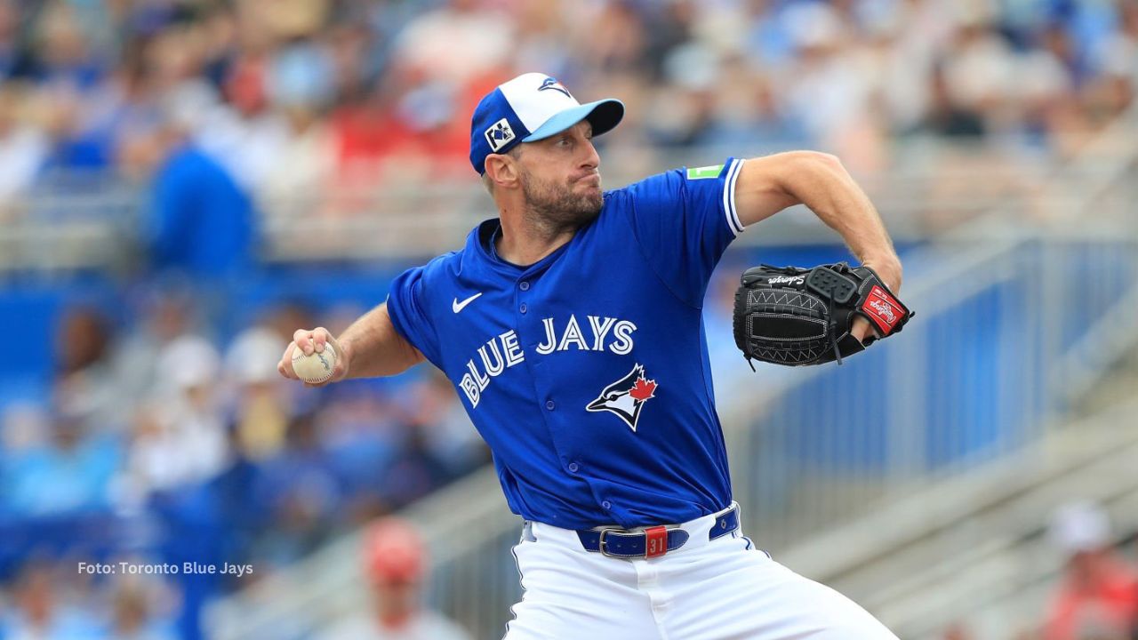 Max Scherzer lanzando con Toronto Blue Jays