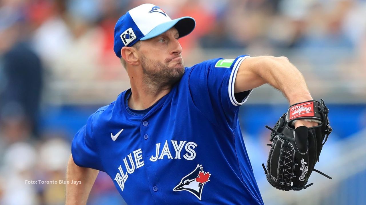 Max Scherzer lanzando con Toronto Blue Jays