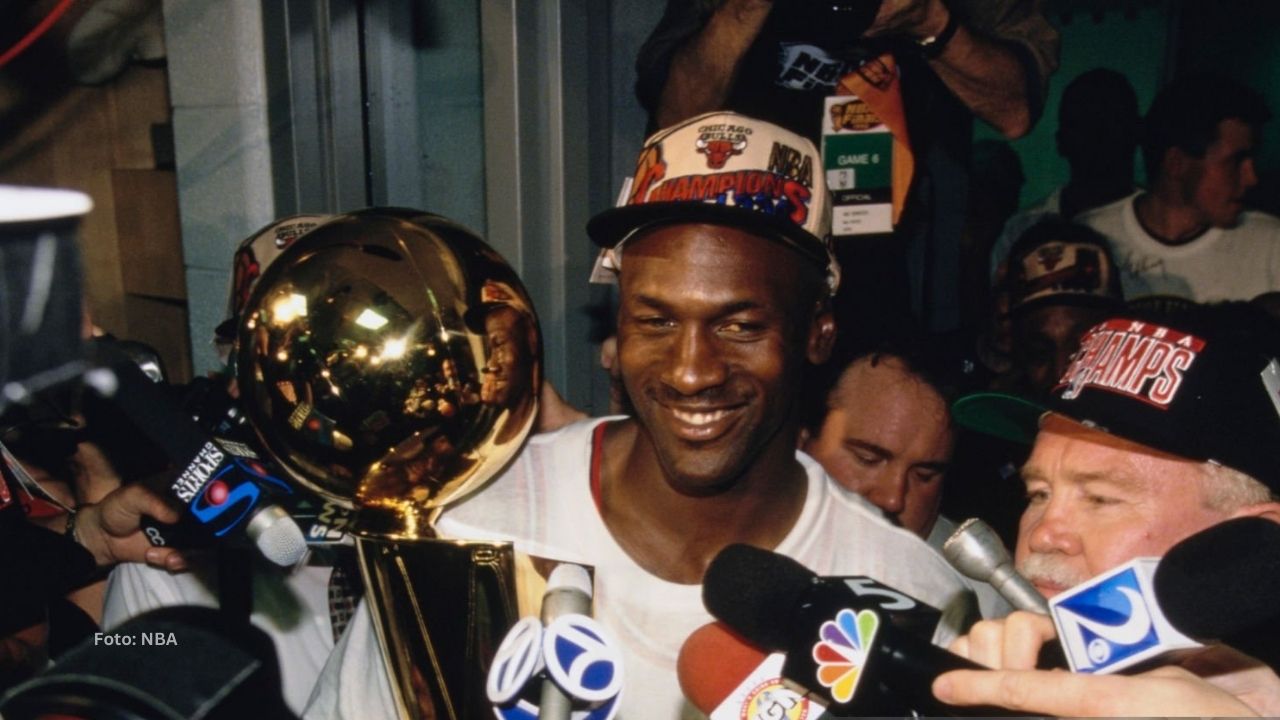 Michael Jordan llevó a Bulls a seis campeonatos de la NBA (1991-1993, 1996-1998).