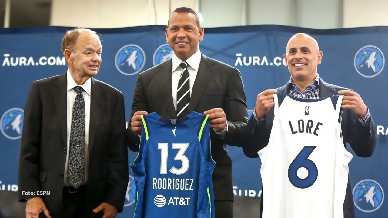 Alex Rodríguez y Marc Lore con las camisas de Minnesota Timberwolves