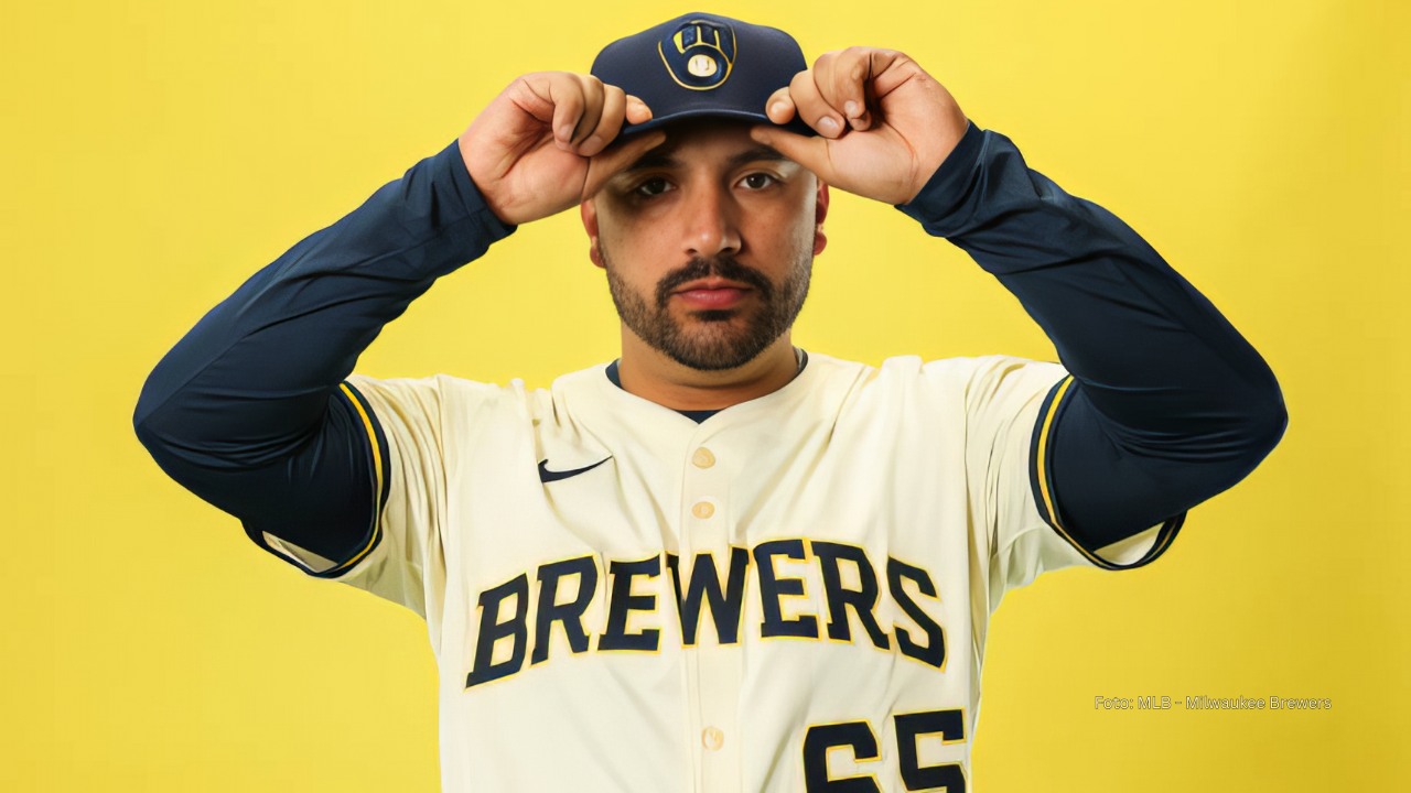 Nestor Cortes Jr con uniforme de Milwaukee Brewers