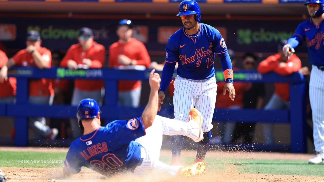 Francisco Lindor y Pete Alonso anotando en carrera