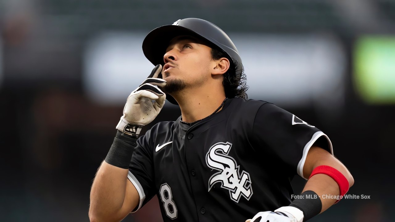 Nicky López señalando el cielo tras jonron con Chicago White Sox