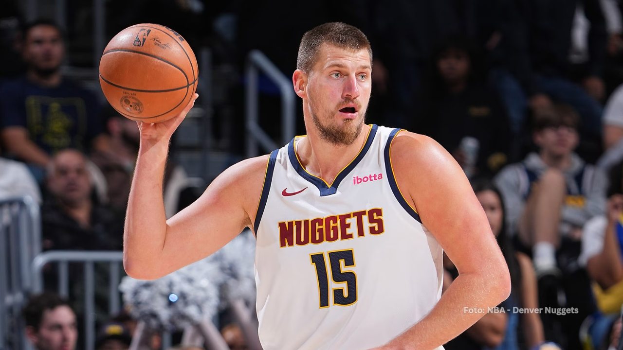 Nikola Jokic a punto de dar un pase en la NBA