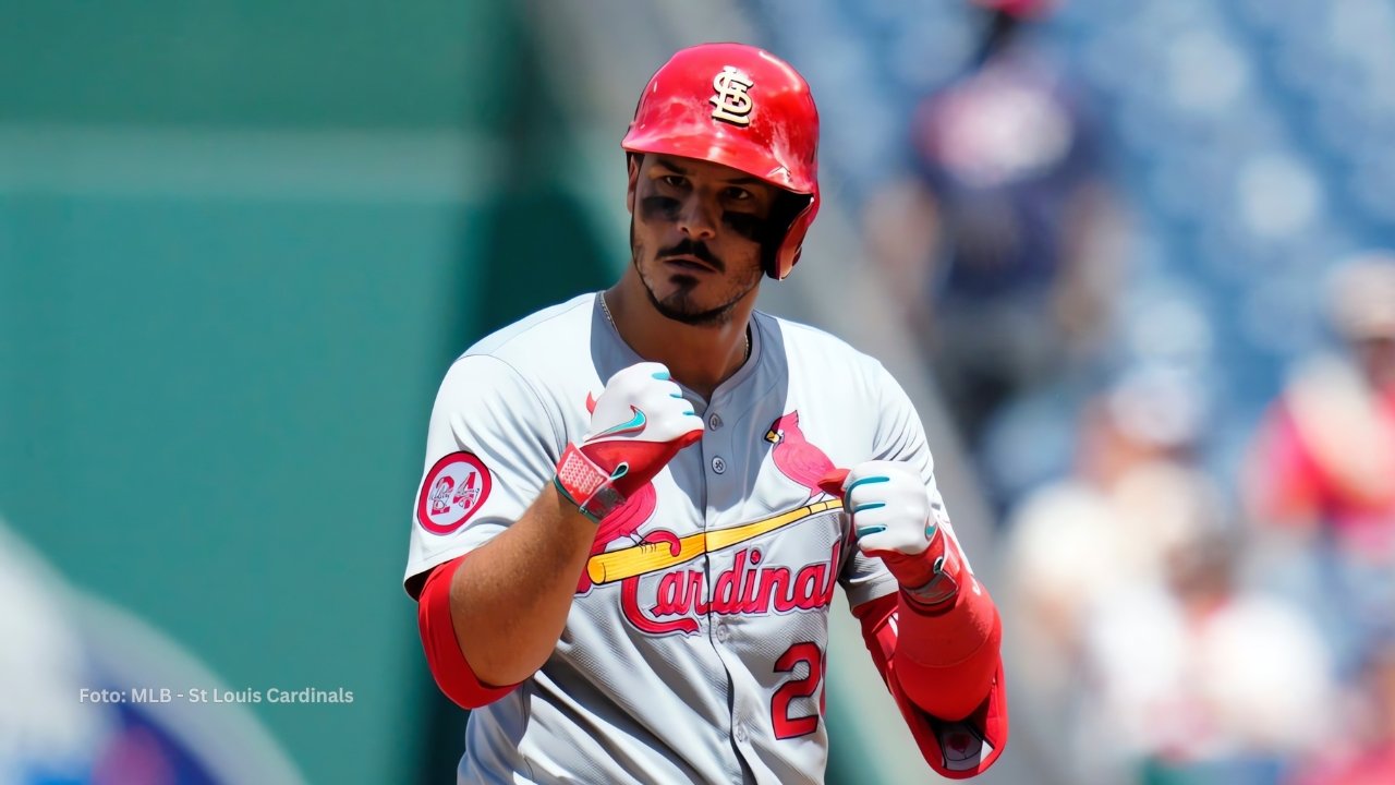 Nolan Arenado celebrando un batazo con St. Louis Cardinals