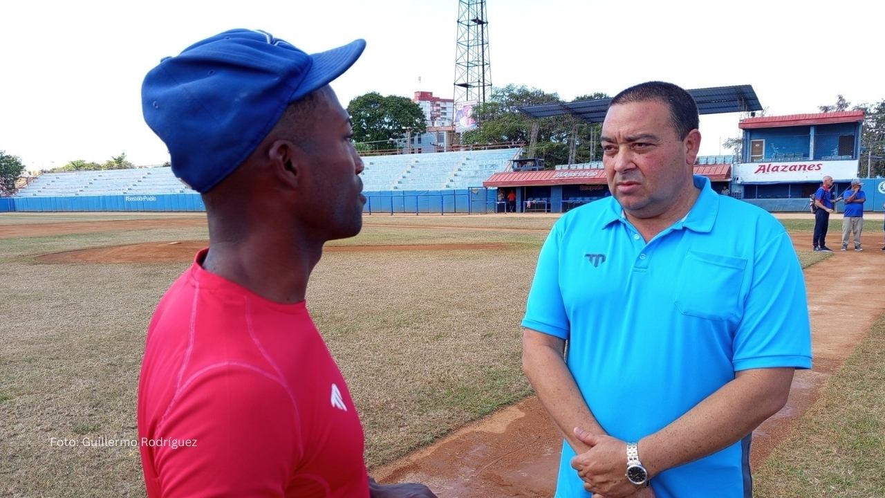 Omar Venegas conversando con Osvaldo Abreu. Beisbol Cubano