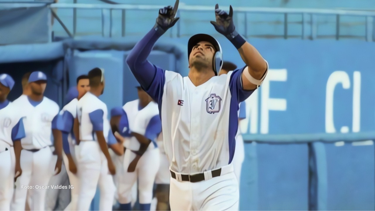 Oscar Valdes celebrando un jonrón con Industriales