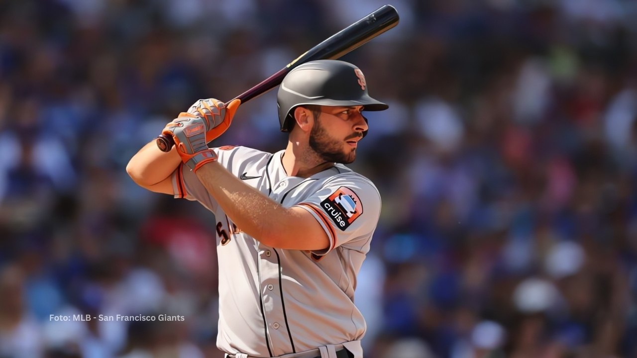 Paul De Jong bateando con San Francisco Giants