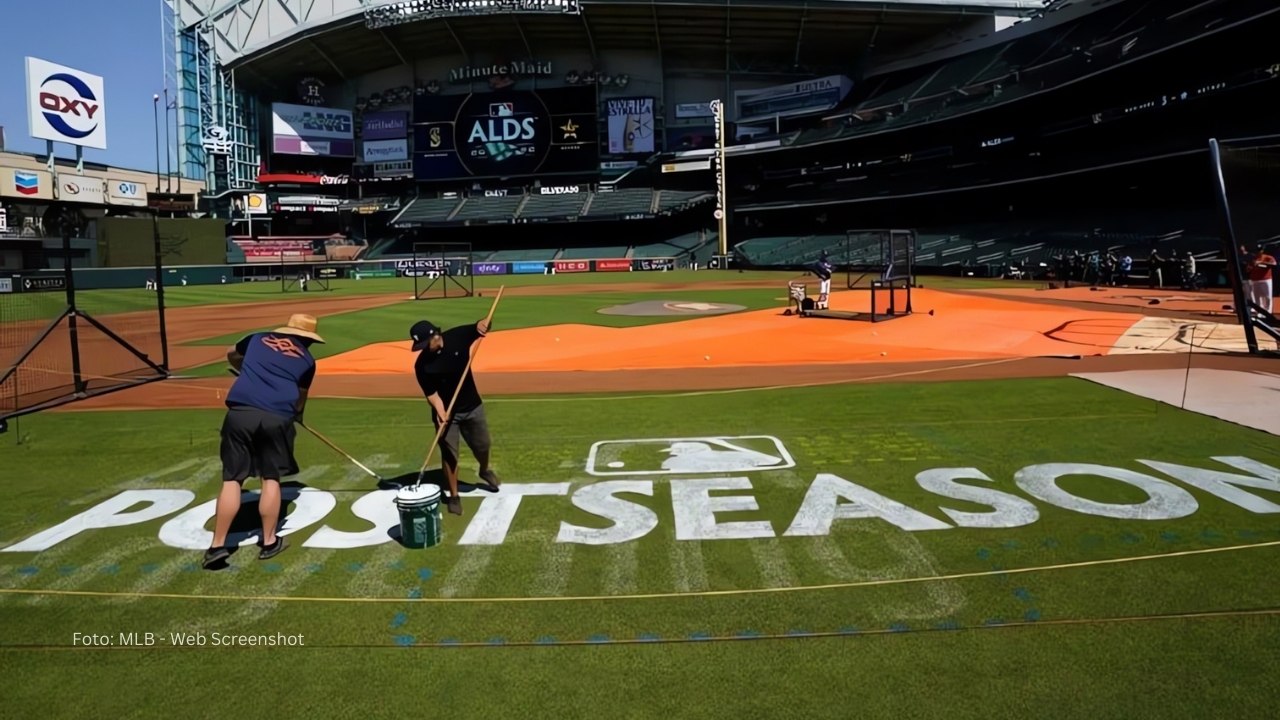 Cuerpo de mantenimiento del Minute Maid Park preparando el terreno