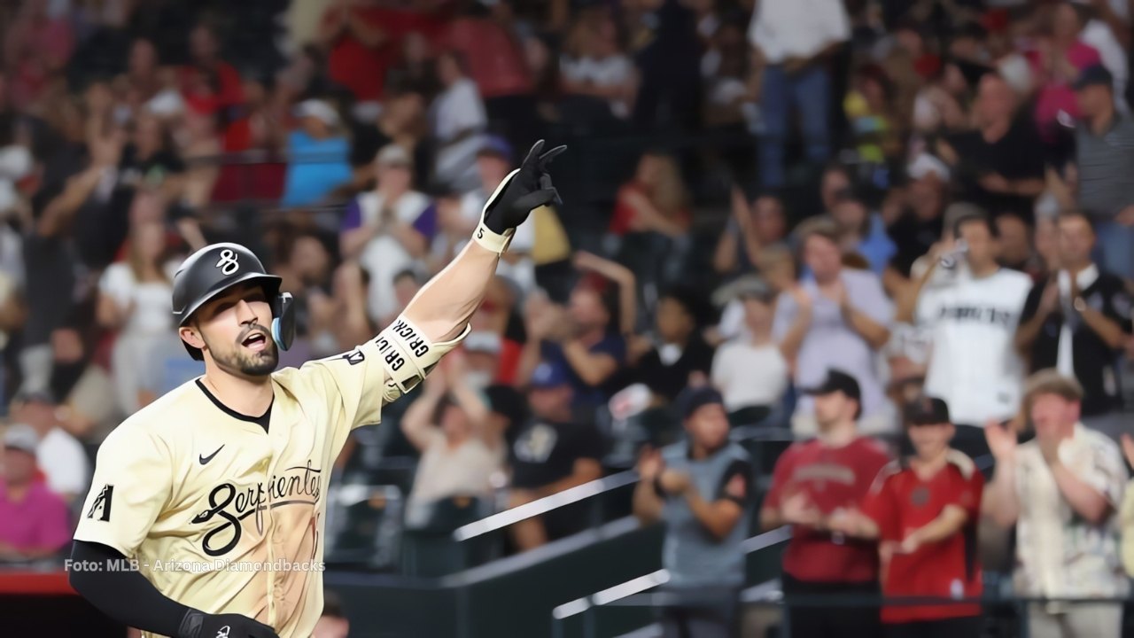 Randal Grichuk celebrando cuadrangular con Arizona Diamondbacks