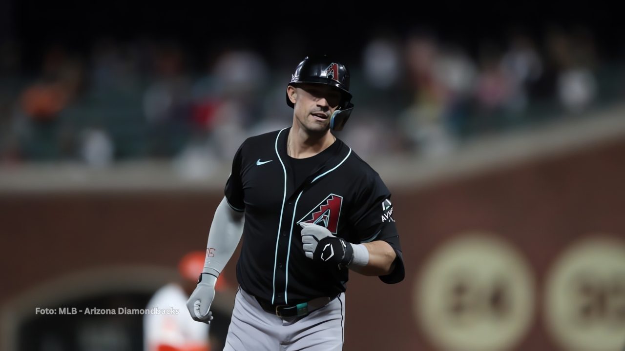 Randal Grichuk recorriendo las bases con Arizona Diamondbacks