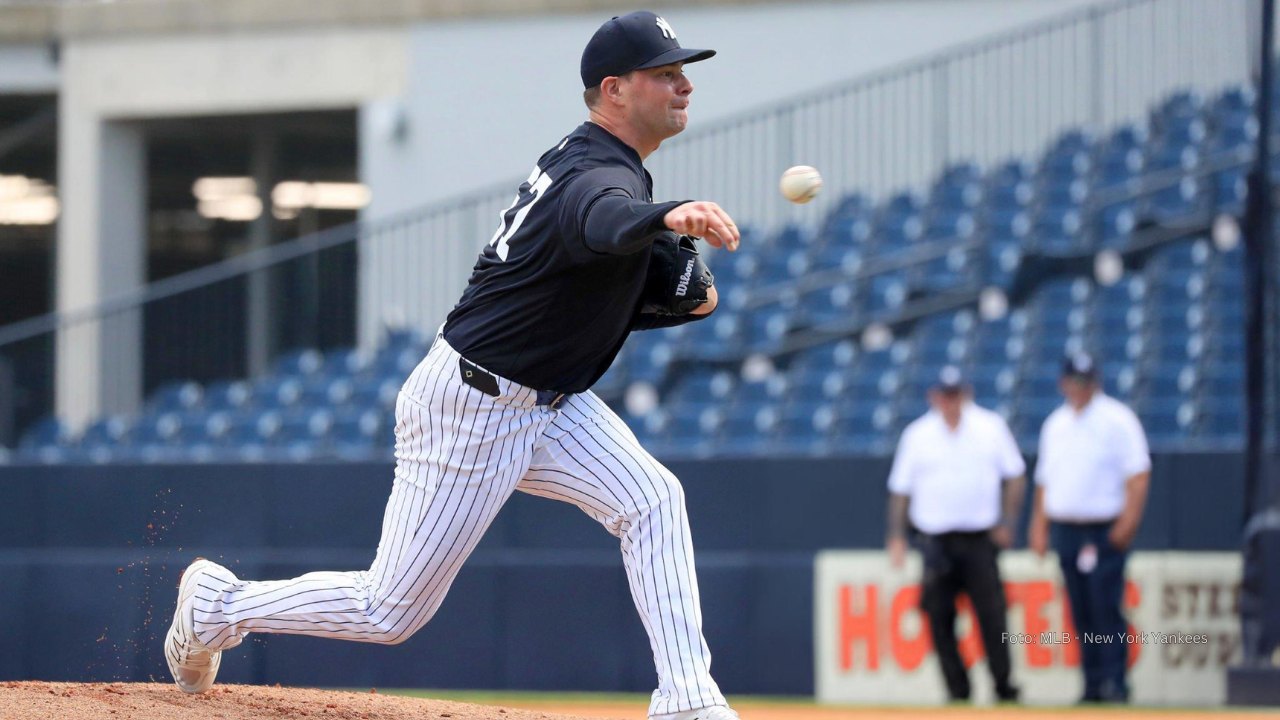 Scott Effross lanzando con uniforme de New York Yankees