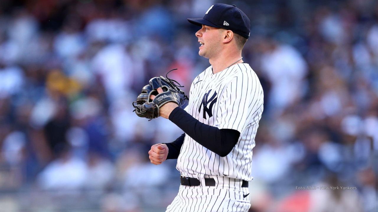 Scott Effross lanzando con uniforme de New York Yankees