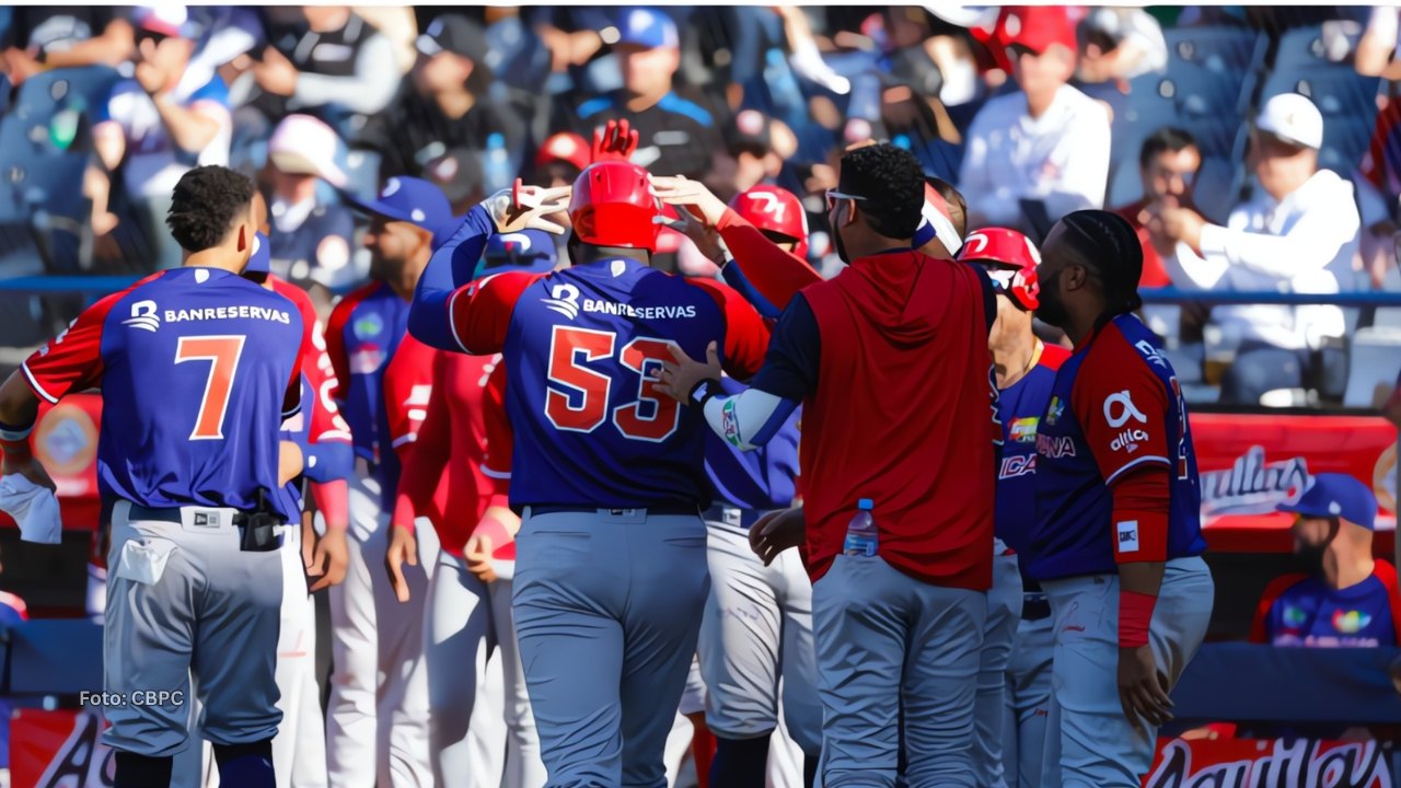 Jugadores de Republica Dominicana celebrando una carrera