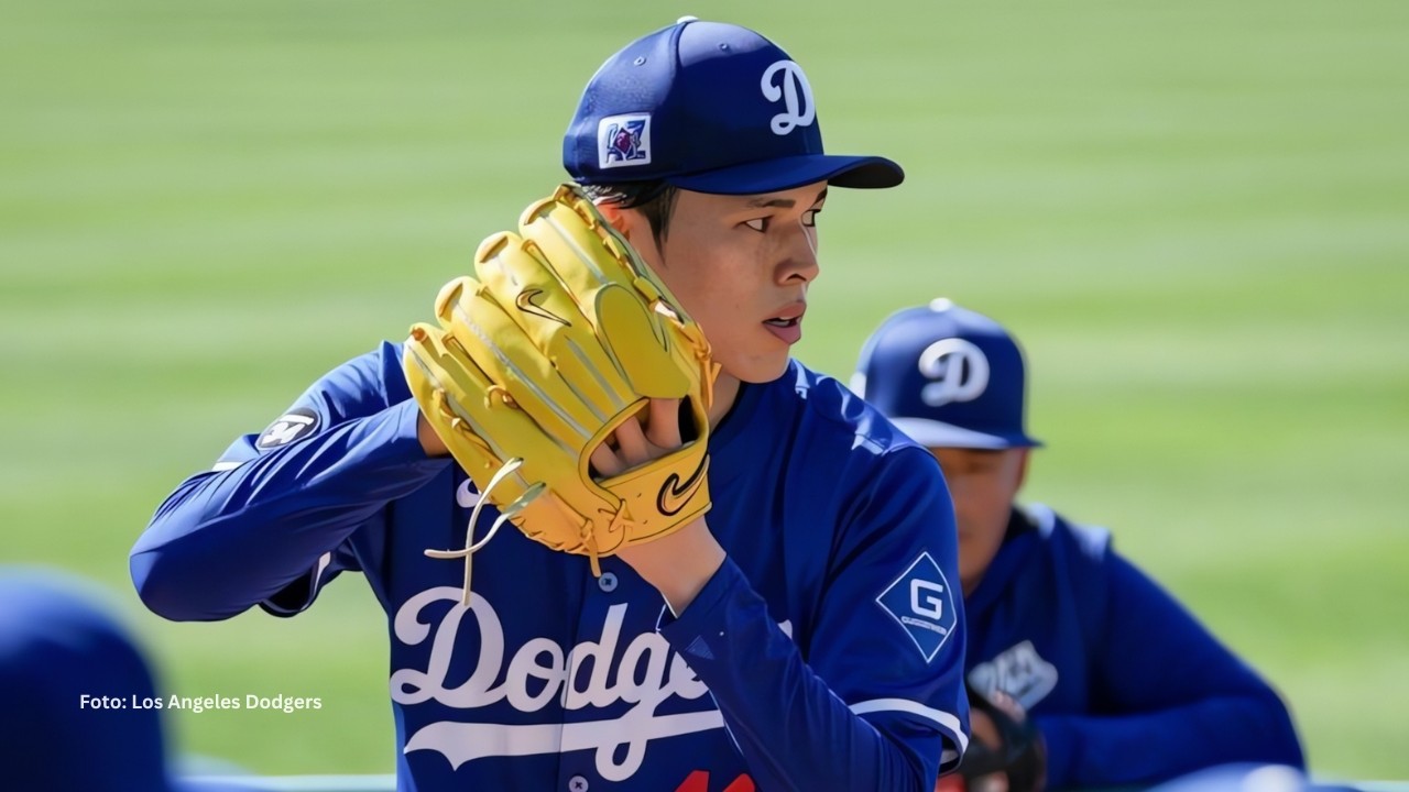 Roki Sasaki lanzando con el uniforme de Dodgers