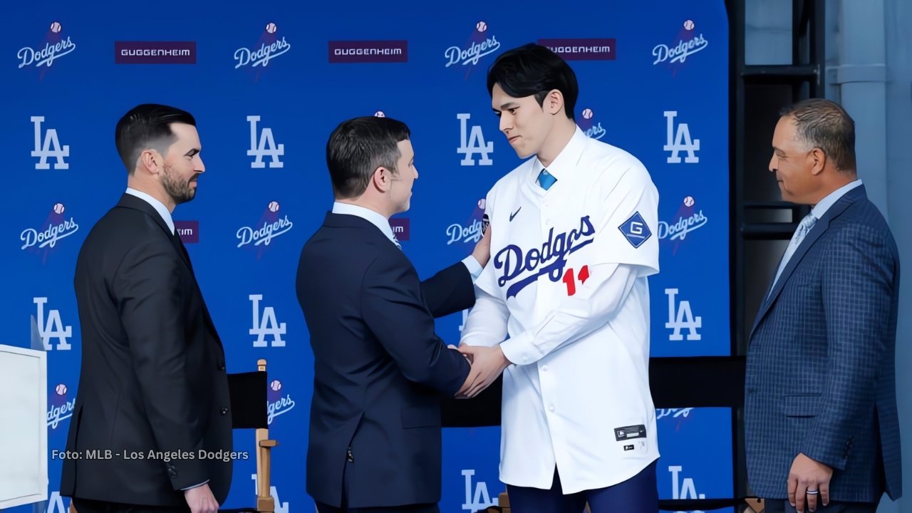 Roki Sasaki presentándose como jugador de Los Angeles Dodgers