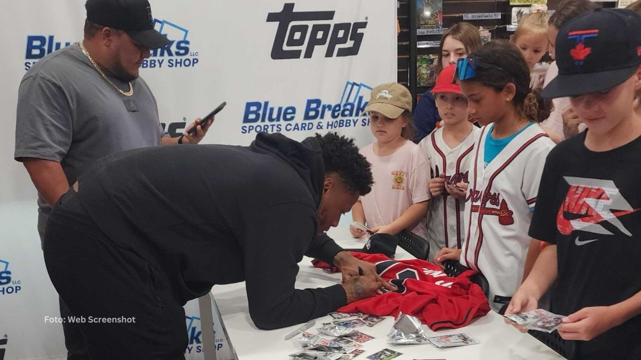 Ronald Acuña Jr fue recíproco con sus fanáticos y autografió sus tarjetas y camisas en Florida.