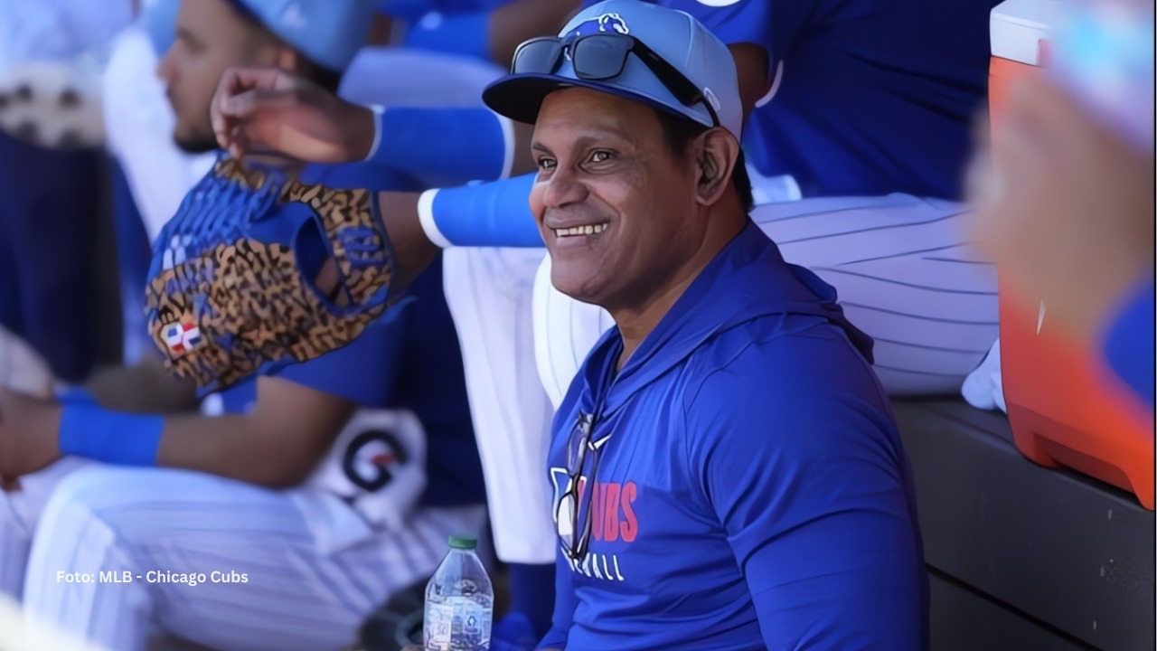 Sammy Sosa en el dugout de Chicago Cubs en 2025