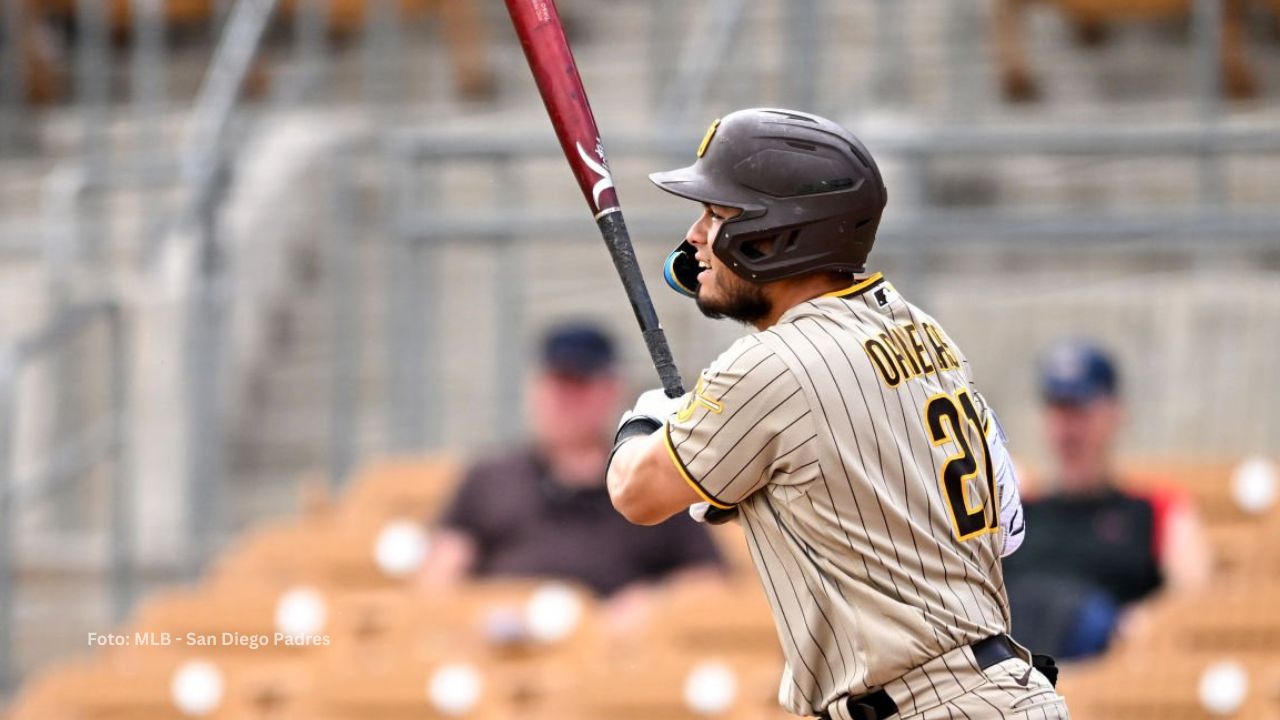 Tirso Ornelas haciendo swing con el uniforme de San Diego Padres