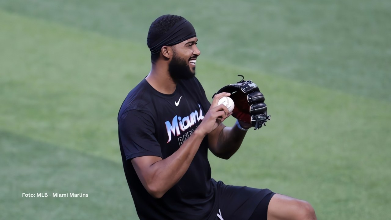 Sandy Alcántara en un entrenamiento