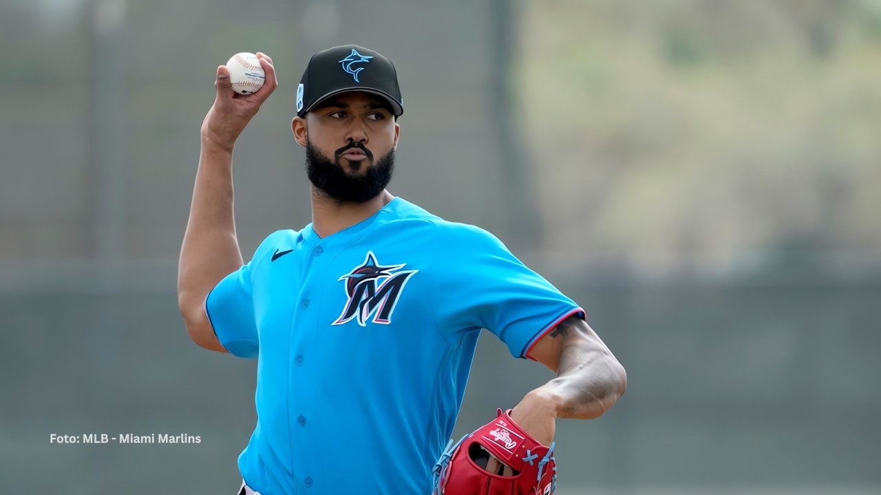 Sandy Alcántara lanzando con Miami Marlins