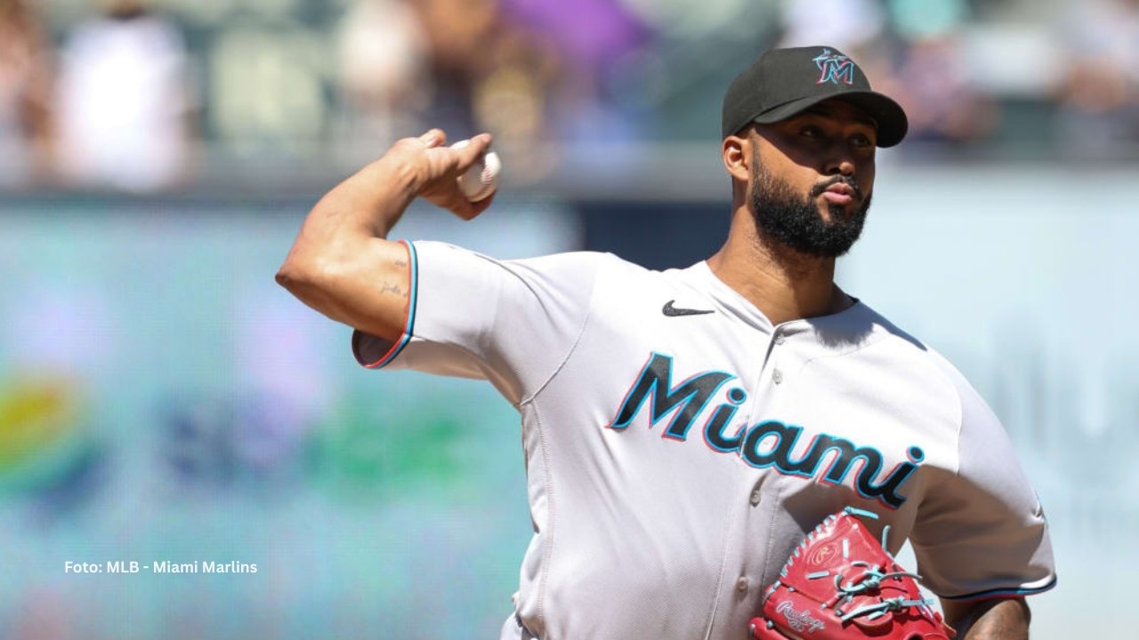 Sandy Alcántara lanzando con Miami Marlins