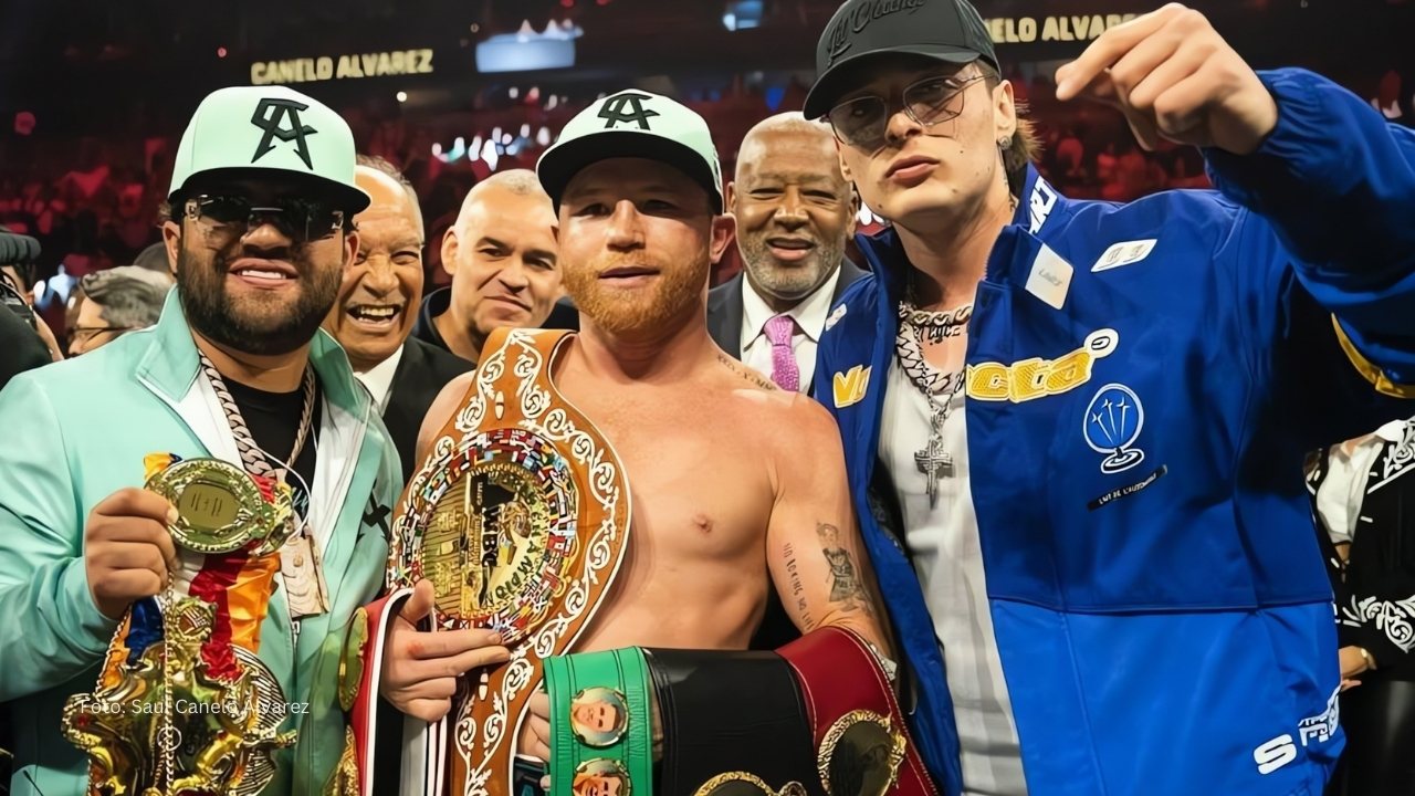 Saul Canelo Álvarez con su equipo celebrando la victoria