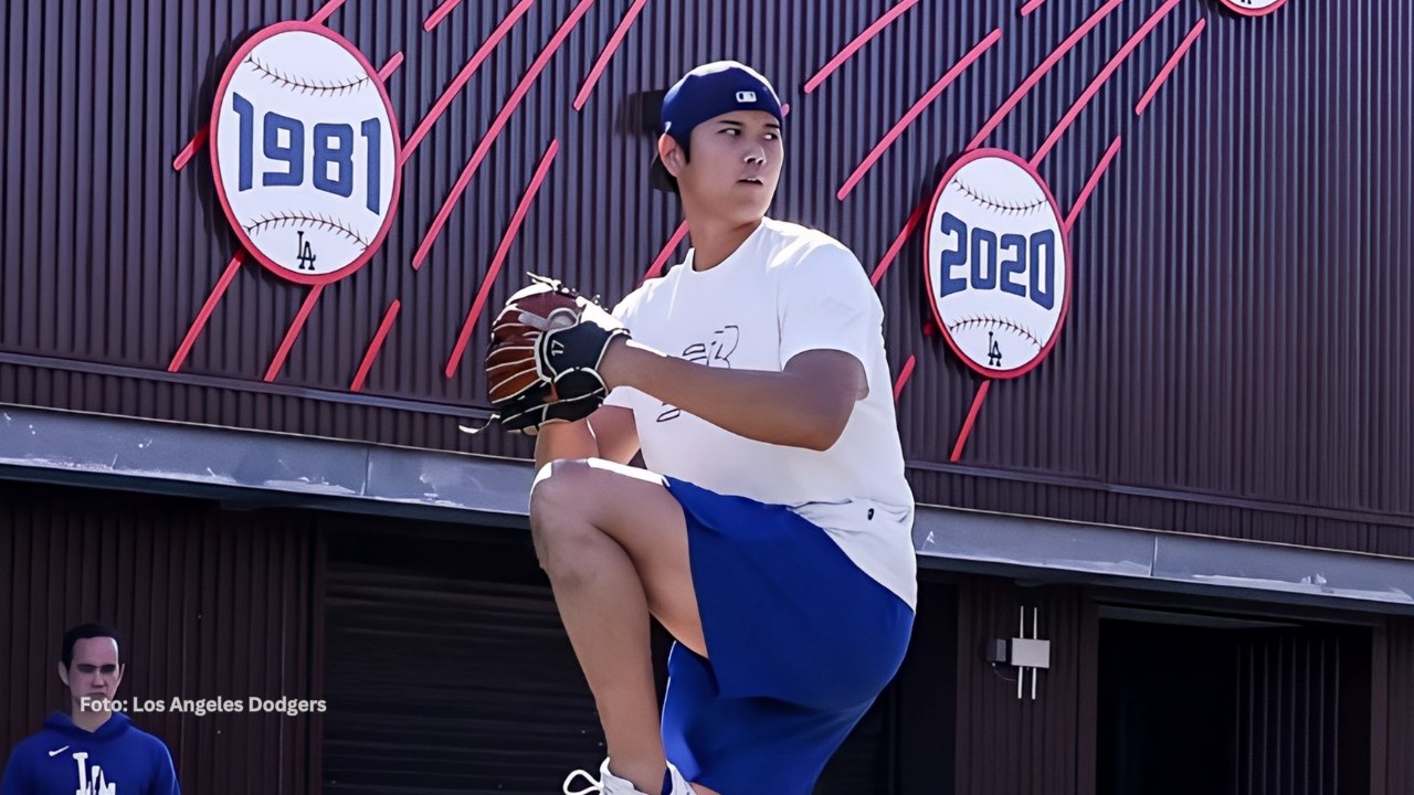 Shohei Ohtani lanzando en una practica con Los Angeles Dodgers