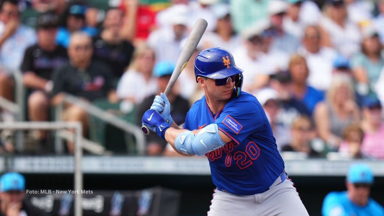 Pete Alonso bateando ante Miami Marlins