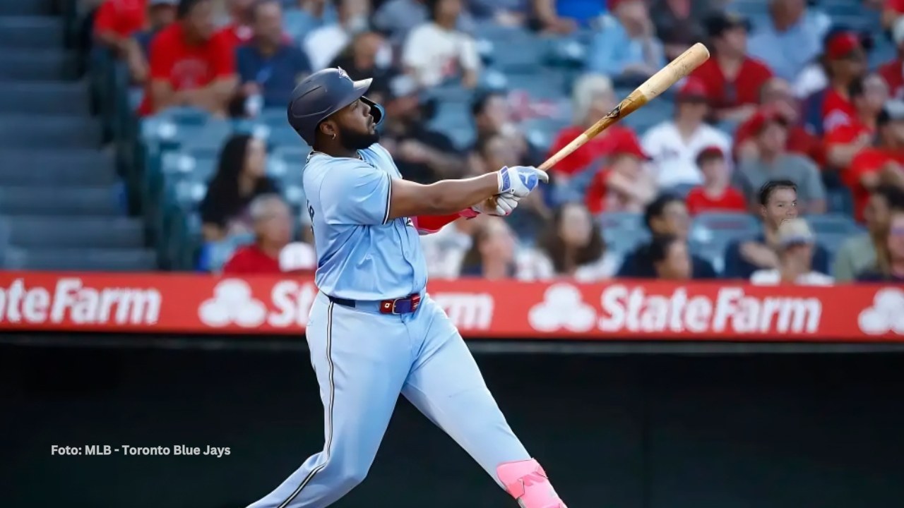 Vladimir Guerrero Jr. bateando un jonrón con Toronto Blue Jays