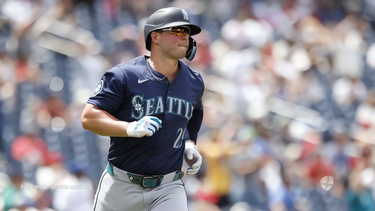 Ty France recorriendo las bases con Seattle Mariners