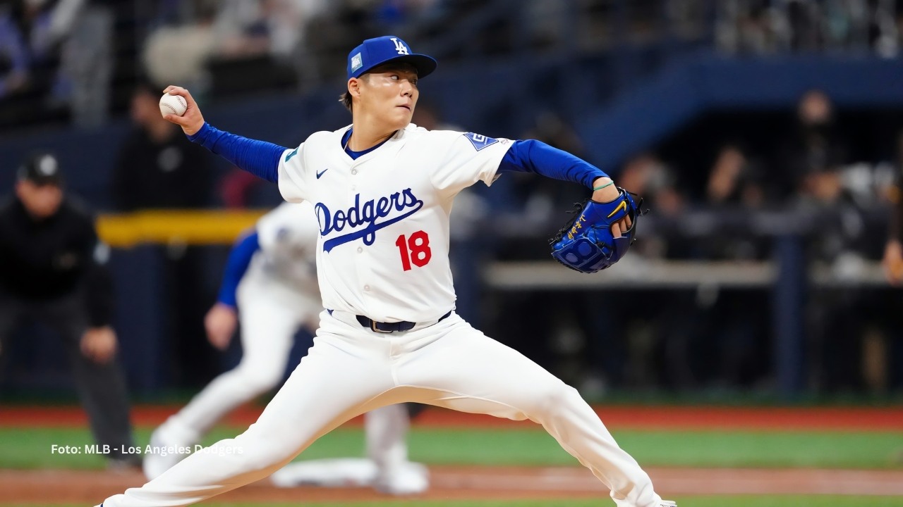 Yoshinobu Yamamoto lanzando con Dodgers