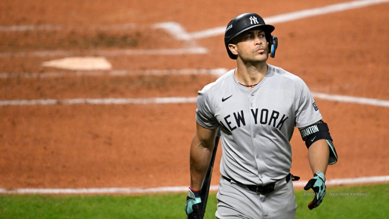 Giancarlo Stanton con uniforme de New York Yankees.