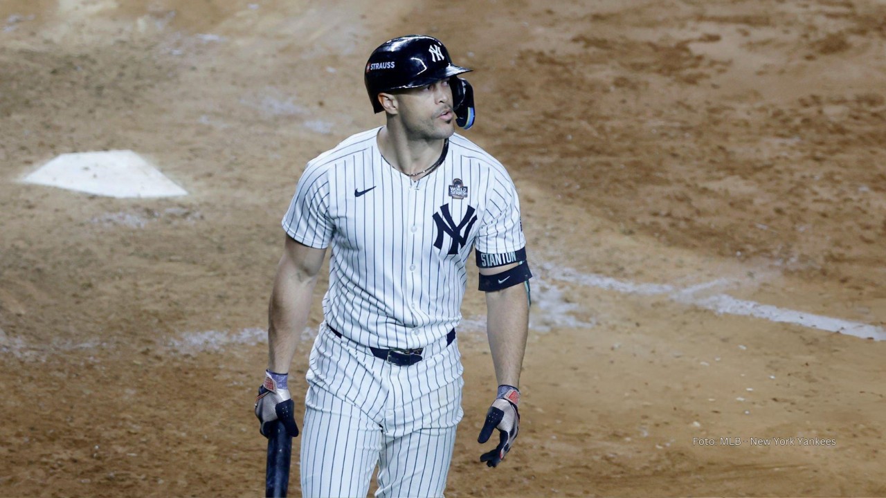 Giancarlo Stanton con uniforme de New York Yankees.