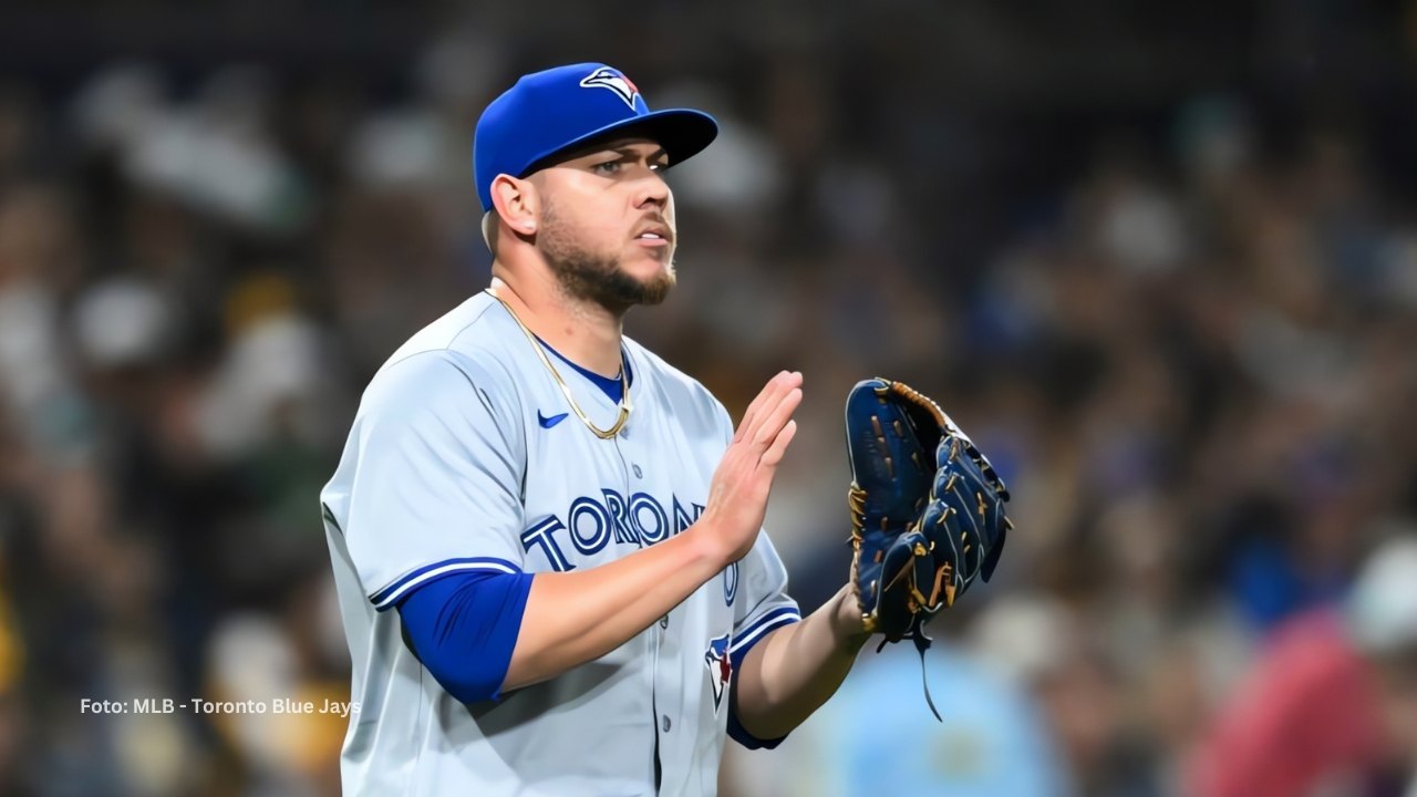 Yariel Rodríguez con el uniforme de Toronto Blue Jays