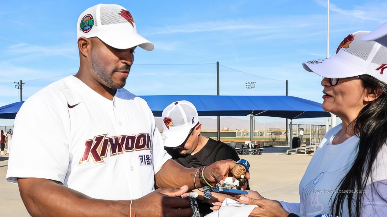 Yasiel Puig autografiando muñecos de el con Los Angeles Dodgers