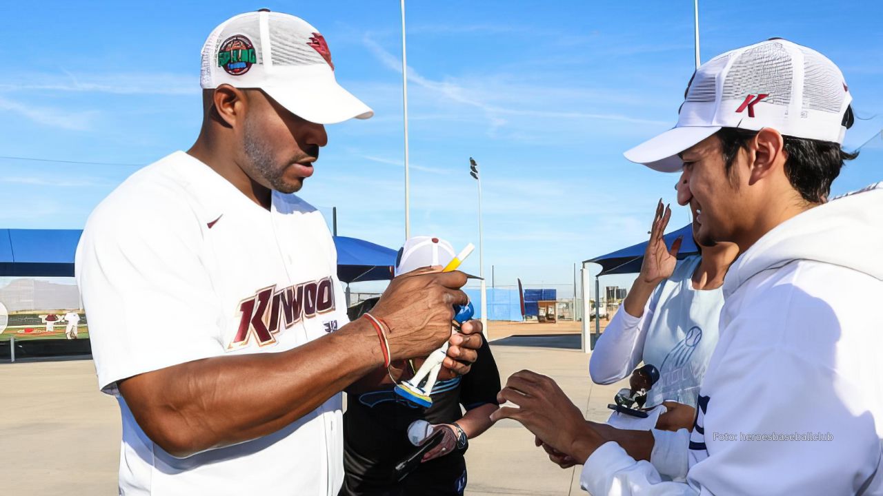 Yasiel Puig firmando mercancía