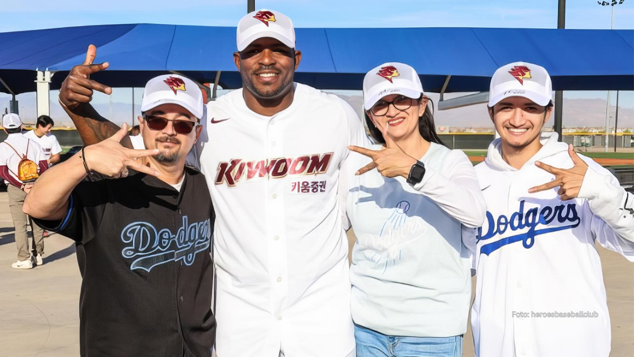 Yasiel Puig con fanáticos de Los Angeles Dodgers