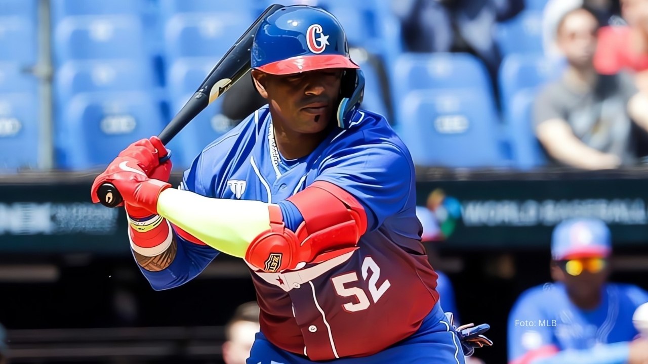 Yoenis Cespedes con el uniforme de Cuba