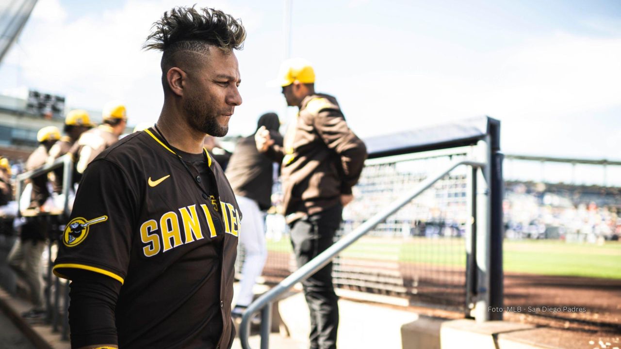 Yuli Gurriel con uniforme de San Diego Padres