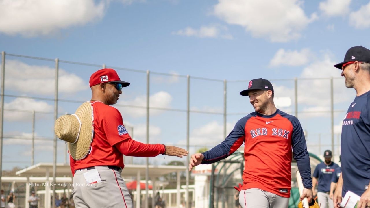 Alex Cora y Alex Bregman con Boston Red Xox