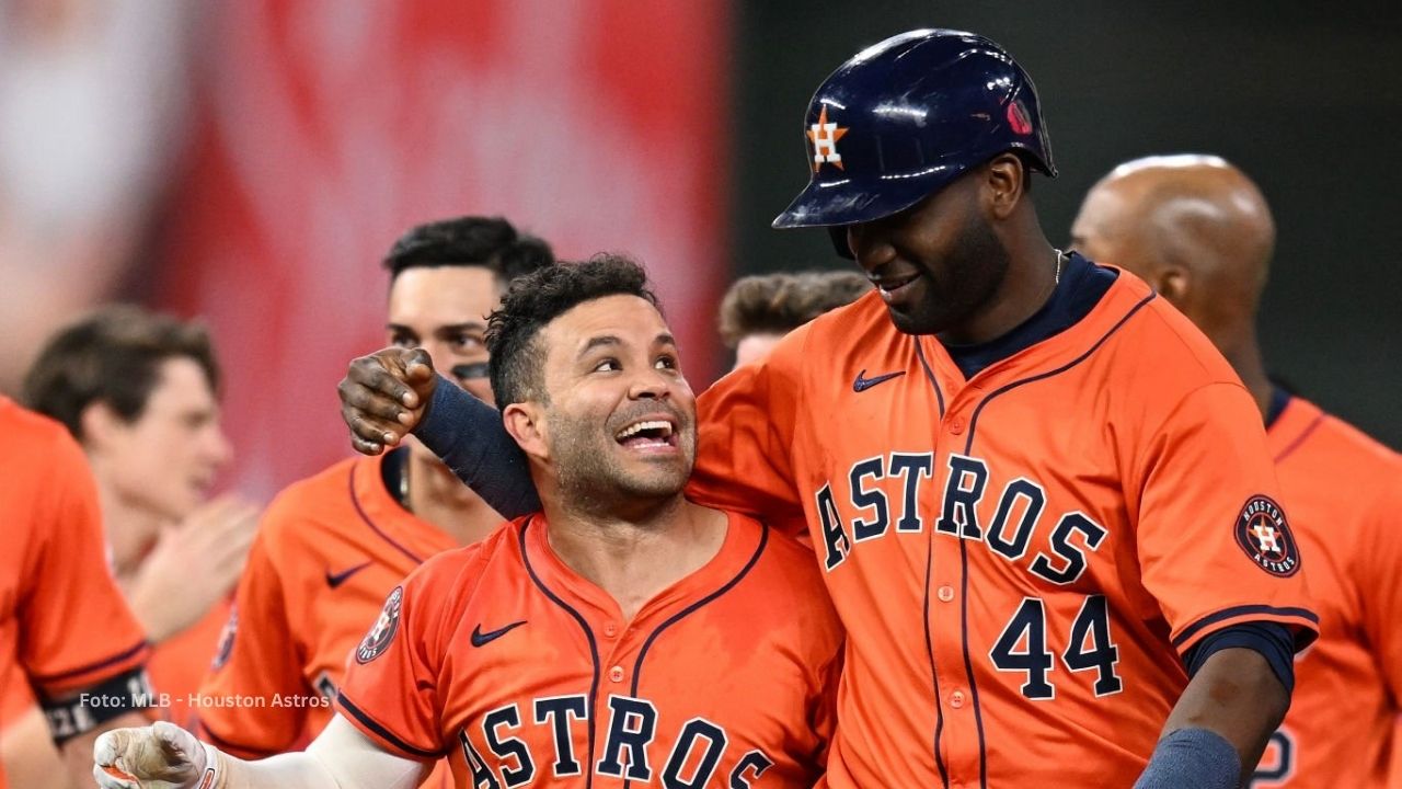 Yordan Alvarez le prestó su guante a Jose Altuve para jugar jardín izquierdo