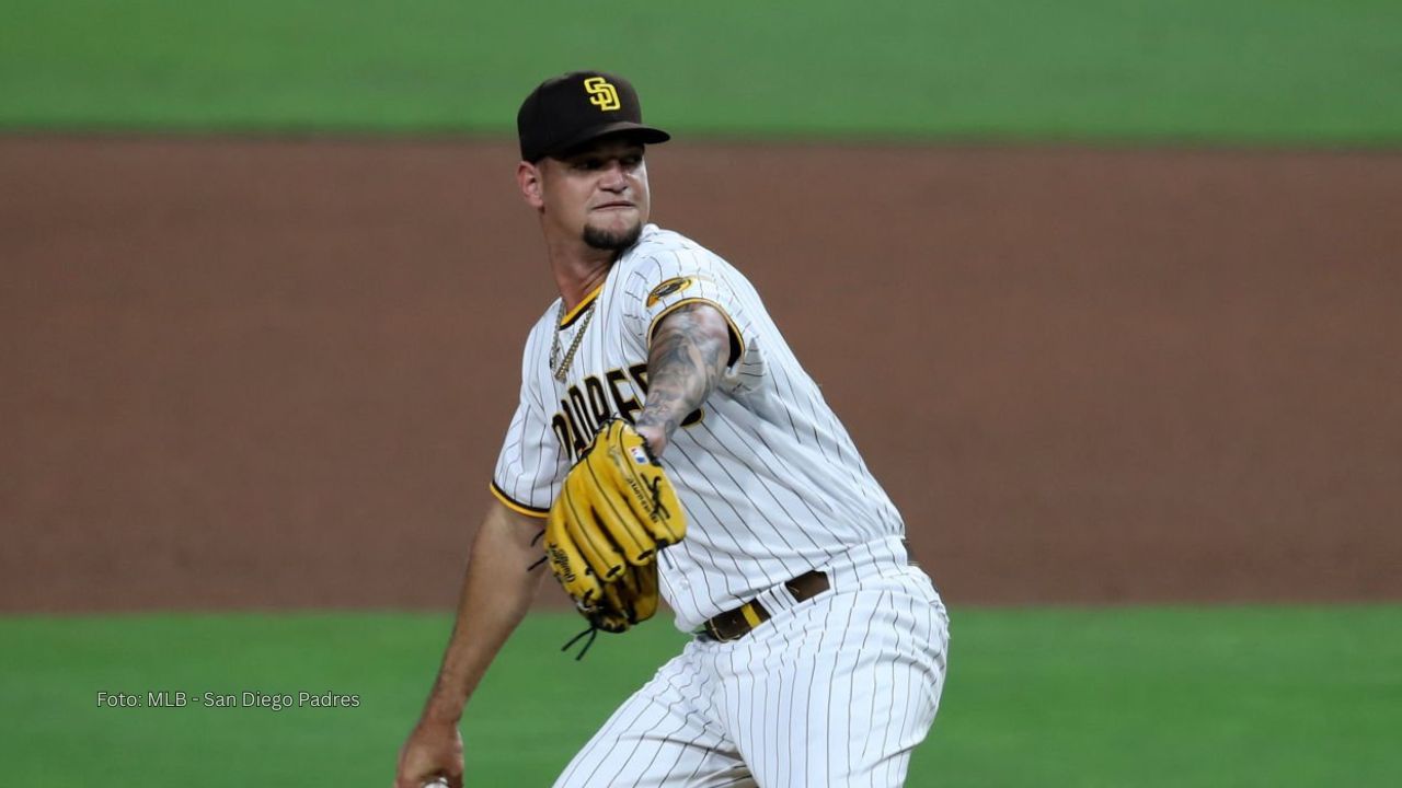 Michel Baez lanzando para San Diego Padres