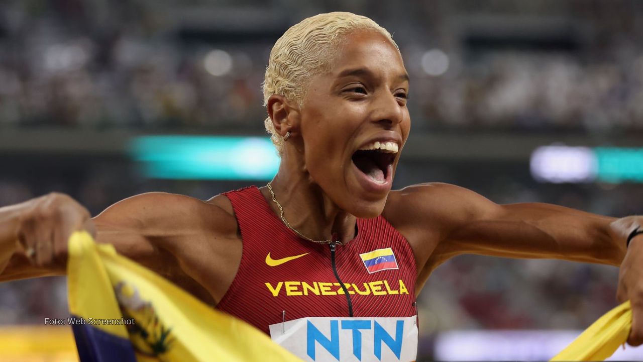 Yulimar Rojar feliz con bandera de Venezuela